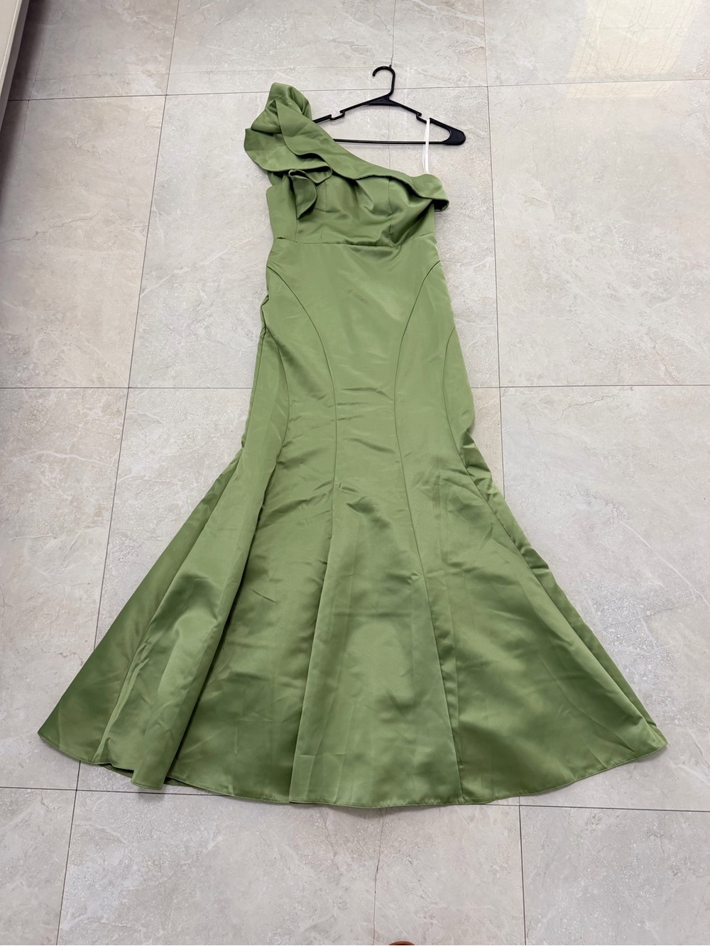 Olive Green Satin One Shoulder Ruffle
Mermaid Formal Dress Size Medium
